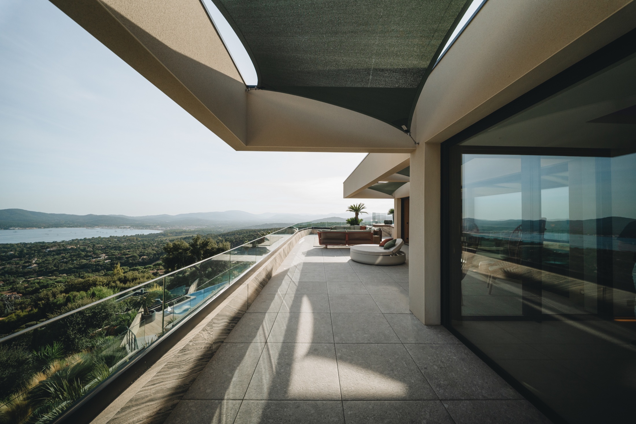 Terraço contemporâneo com vista panorâmica sobre a paisagem